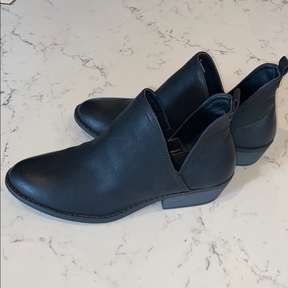 BLACK BOOTS